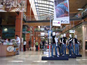 âStreet signage and sidewalk, 7 stars mall