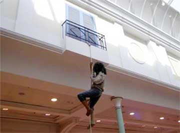 Thiefâ climbing to faked veranda, Renanim mall