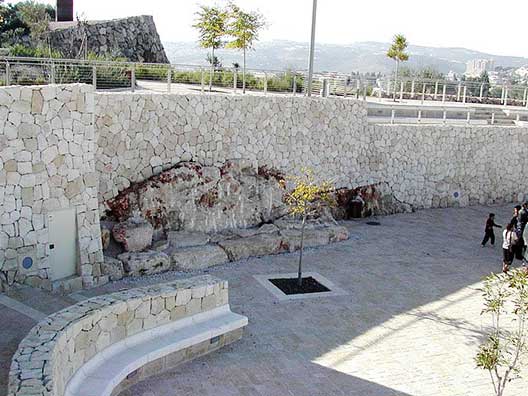 Retaining wall, detail, photo by the author, courtesy of Holyland Tourism (1992) Ltd.